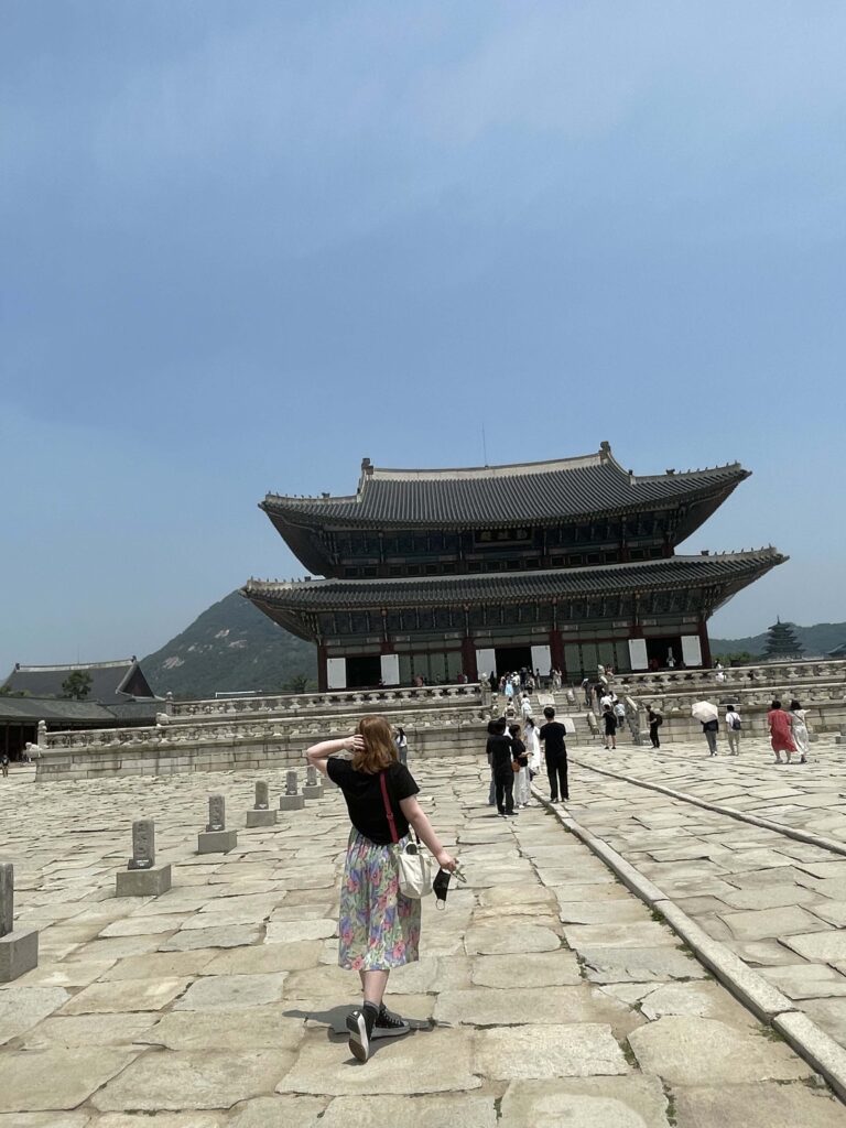 Estudiantes caminando por un camino de piedra hacia un edificio similar a un templo en Corea del Sur